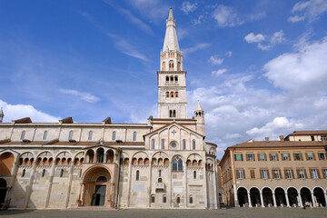 Fototapeta na wymiar Modena, Italy: View of the Cathedral and the hanging tower of the Ghirlandina antique market on Piazza Grande. The bell tower of the Cathedral of Modena, in Emilia-Romagna. 