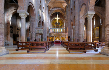 Fototapeta na wymiar Interior of the Modena Cathedral.