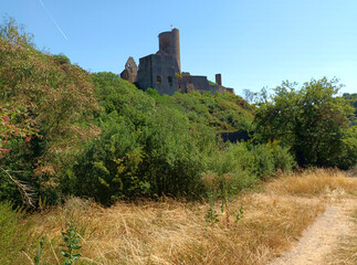 Blick auf die Löwenburg bei Monreal im Landkreis Mayen-Koblenz in der Eifel, Rheinland-Pfalz vom Premium-Wanderweg Traumpfad Monrealer Ritterschlag - Deutschlands schönster Wanderweg 2011.