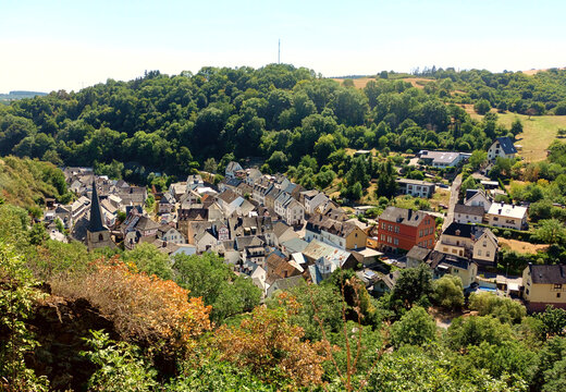 Blick von der Philippsburg auf Monreal im Landkreis Mayen-Koblenz in der Eifel, Rheinland-Pfalz vom Premium-Wanderweg Traumpfad Monrealer Ritterschlag - Deutschlands sch&ouml;nster Wanderweg 2011.