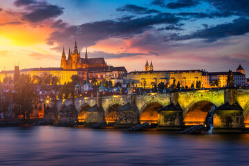 Vue du coucher du soleil du pont Charles sur l& 39 architecture de la jetée de la vieille ville, le pont Charles sur la rivière Vltava à Prague, en Tchéquie. Vieille ville de Prague avec le pont Charles et le château en arrière-plan, République tchèque.