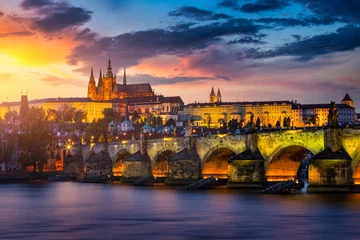 Photo sur Aluminium Prague Vue du coucher du soleil du pont Charles sur l& 39 architecture de la jetée de la vieille ville, le pont Charles sur la rivière Vltava à Prague, en Tchéquie. Vieille ville de Prague avec le pont Charles et le château en arrière-plan, République tchèque.