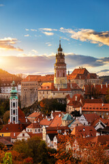Obraz premium View of historical centre of Cesky Krumlov town on Vltava riverbank on autumn day overlooking medieval Castle, Czech Republic. View of old town of Cesky Krumlov, South Bohemia, Czech Republic.