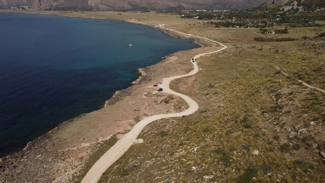 Vista aerea della spiaggia di Custonaci in Sicily. San Vito Lo Capo. Dirt road.