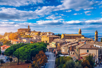 Uitzicht op de stad Montalcino, Toscane, Italië. De stad Montalcino dankt zijn naam aan een verscheidenheid aan eiken die ooit het terrein bedekten. Uitzicht op de middeleeuwse Italiaanse stad Montalcino. Toscane