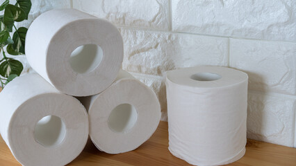 テーブルに積まれたトイレットペーパー