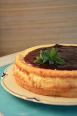 Torta de queso , tradicional, frutos rojos , hojas de menta , 