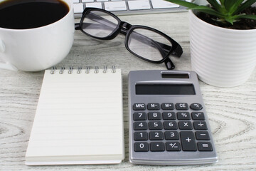 デスク　ノート　計算機
