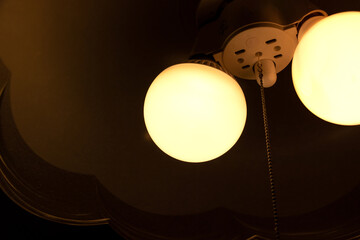 暗い部屋の中で輝くオレンジ色の電球