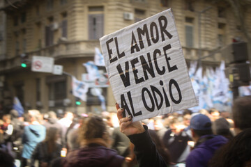  Poster love conquers hate in demonstration in Spanish - obrazy, fototapety, plakaty