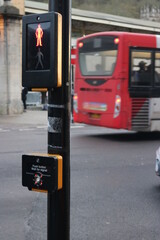 イギリスの道路を走るバスと歩行者用信号機