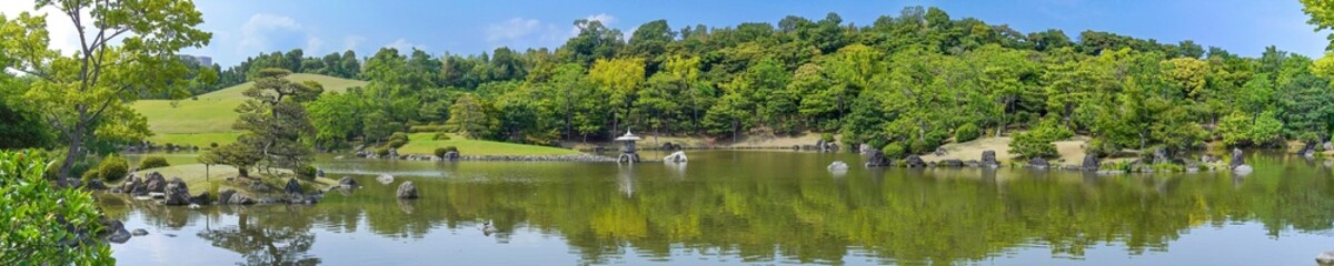 Fototapeta na wymiar 新緑に包まれた日本庭園のパノラマ情景＠大阪