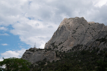 Fototapeta na wymiar A large rocky mountain against a cloudy sky.