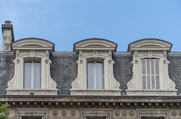 Fototapeta na wymiar Mansard roof on a typical Parisian apartment building
