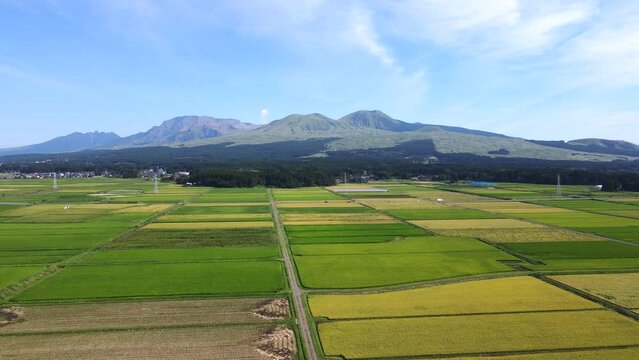 初秋の阿蘇五岳と田園風景　熊本県の阿蘇山風景