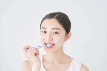 歯磨きする女性　白背景