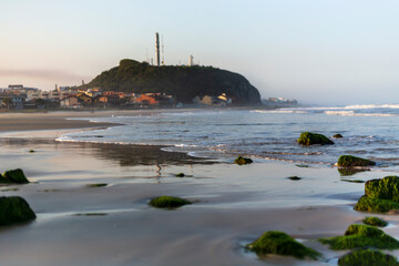 Obraz premium Beach with Hairy Rocks