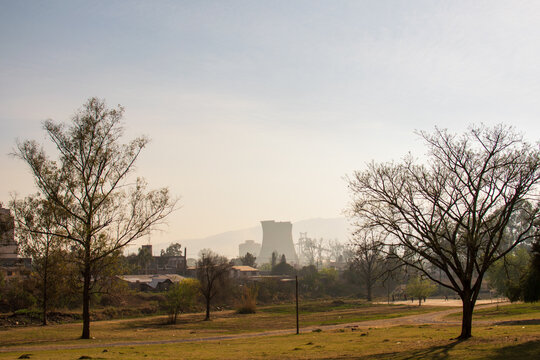 Horno de fundir acero visto entre los arboles
