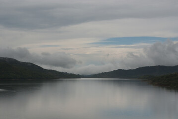 paesaggio del lago campotosto dopo il temporale