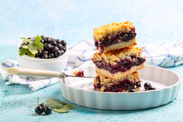 Delicious berry pie with streusel.