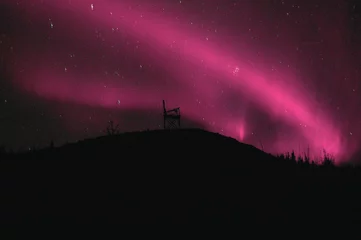 Gordijnen roze aurora over de berg © Sara Bach