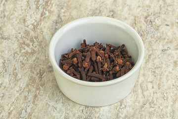 Dry Clove aroma in the bowl