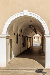 Obraz premium Budynek z arkadami, przy ul. Krakowskiej w Opolu. 