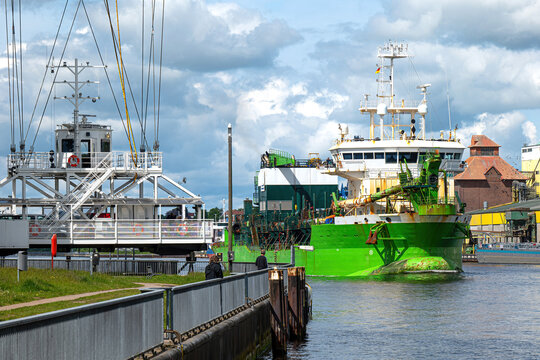Saugbaggerschiff auf dem Nord-Ostsee-Kanal bei Rendsburg mit Schwebef&auml;hre unter der Hochbr&uuml;cke