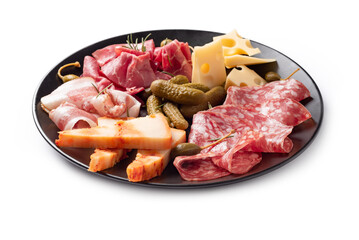 Piatto con vari salumi e formaggi, isolato su fondo bianco. Cibo Italiano 