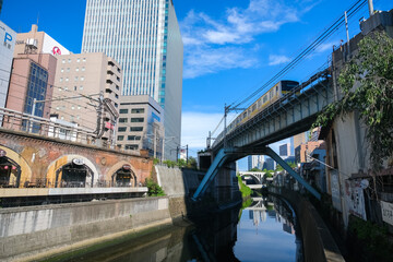 Obraz premium 東京都千代田区 秋葉原、昌平橋から見える神田川橋梁