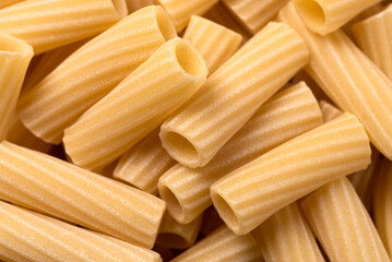 Primo piano di rigatoni crudi, tipica pasta italiana 