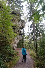 Obraz premium Frau an einem Felsen bei Hohnstein