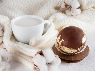 Obraz na płótnie Canvas Dessert chocolate bombs with marshmallows in decorative design
