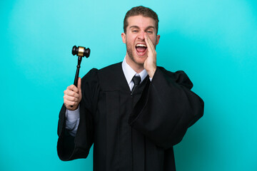 Naklejka premium Judge caucasian man isolated on blue background shouting with mouth wide open