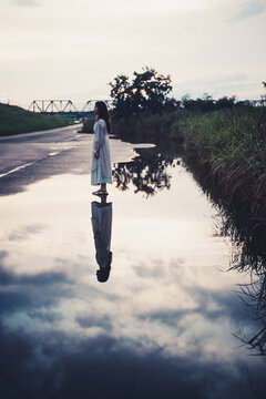 「水面に映る」の写真素材 | 12,694件の無料イラスト画像 | Adobe Stock