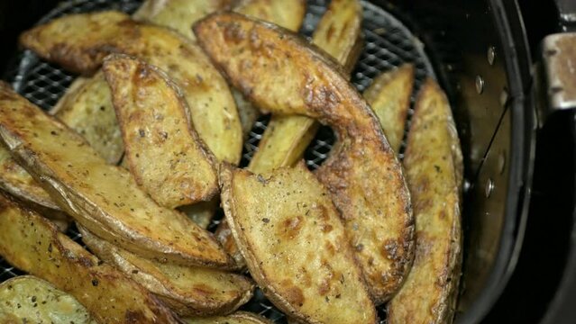 homemade crispy roasted potatoes wedge cooked in airfryer