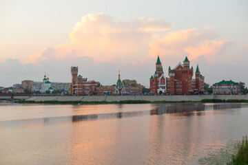 Obraz premium View of the embankment of the city of Yoshkar-Ola at sunset