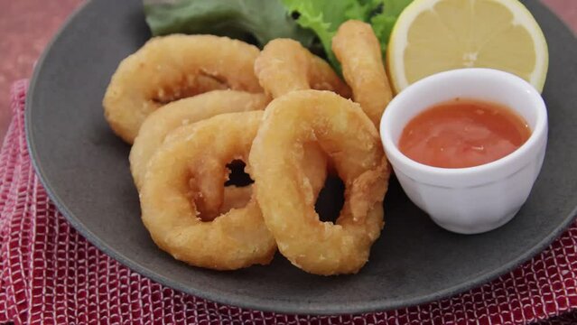 assiette de beignets de calmars &agrave; la romaine en gros plan