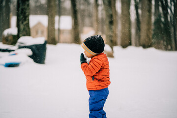 Fototapeta na wymiar asian cute boy playing in winter