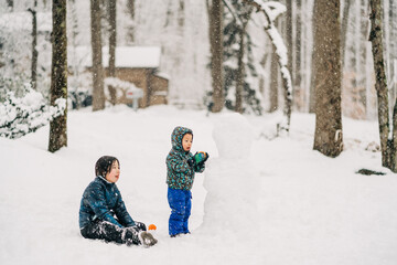 Fototapeta na wymiar child playing in winter