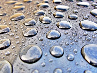 Wassertropfen auf Metalloberfläche