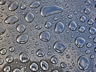 Wassertropfen auf Metalloberfläche