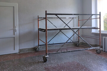 Scaffolding stands in the room after the interior finishing works