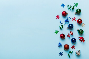 Christmas composition. a pattern of christmas balls on colored background. Flat lay, top view New year decor