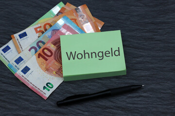  Notizblock mit dem Wort Wohngeld auf Euro Banknoten.
