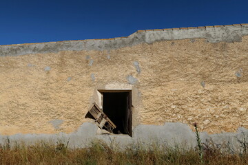 Volet de bois cassé. Ouverture dans une vieille ferme.
