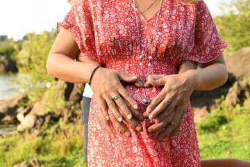 Shooting grossesse d'une femme enceinte en extérieur