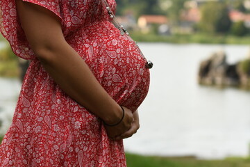 Shooting photo d'une femme enceinte dans la nature
