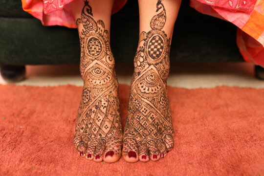 Bangalore, India 9th September 2022: Indian bride's wedding henna mehendi mehndi feet close up. Henna pattern. Traditional Rasam or rivaz of done with henna mehandi. Practiced in India and Pakistan. 