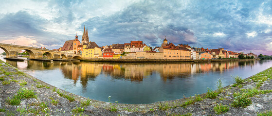 Fototapeta na wymiar Panorama von Regensburg Altstadt und der Donau bei spektakulärem Himmel
